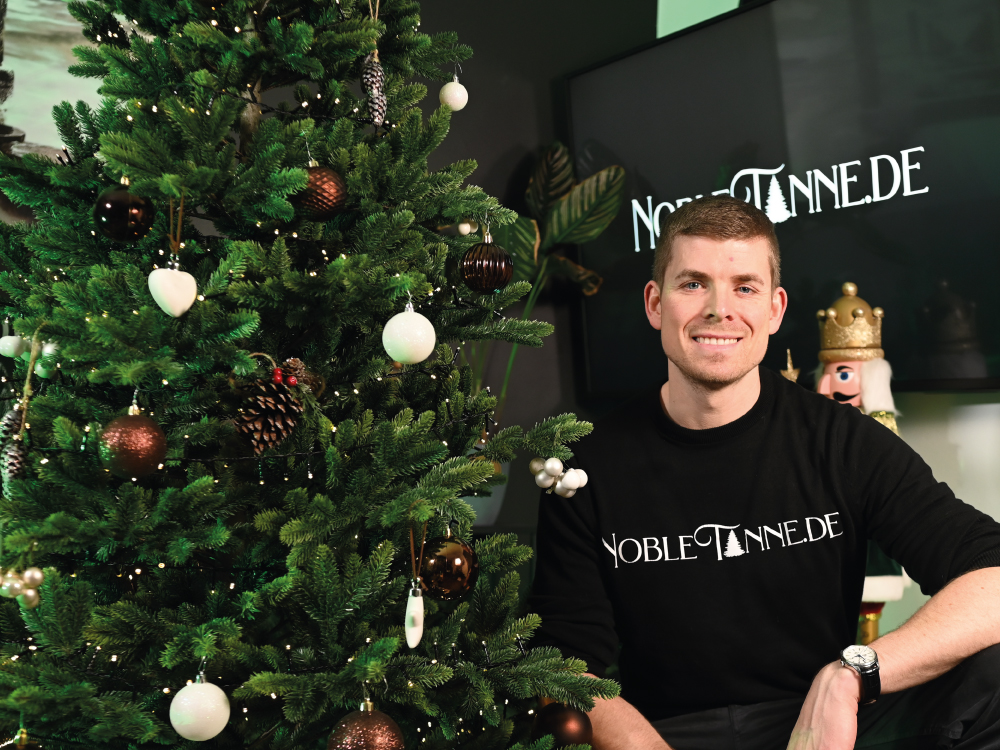 Fazit Artitree Nordmanntanne Test: Marco neben Baum