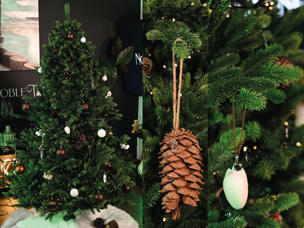 Schmückbarkeit: Nordmanntanne geschmückt und mit Porzellan und Tannenzapfen