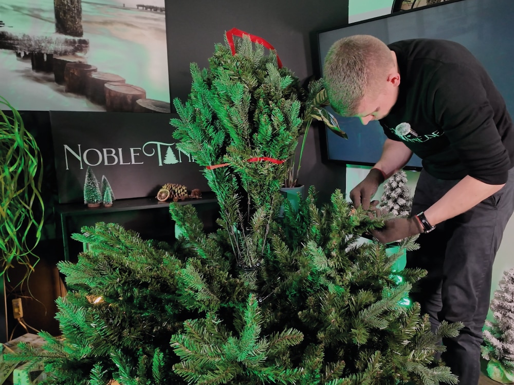 Hochgebundene Astkränze beim Aufbau