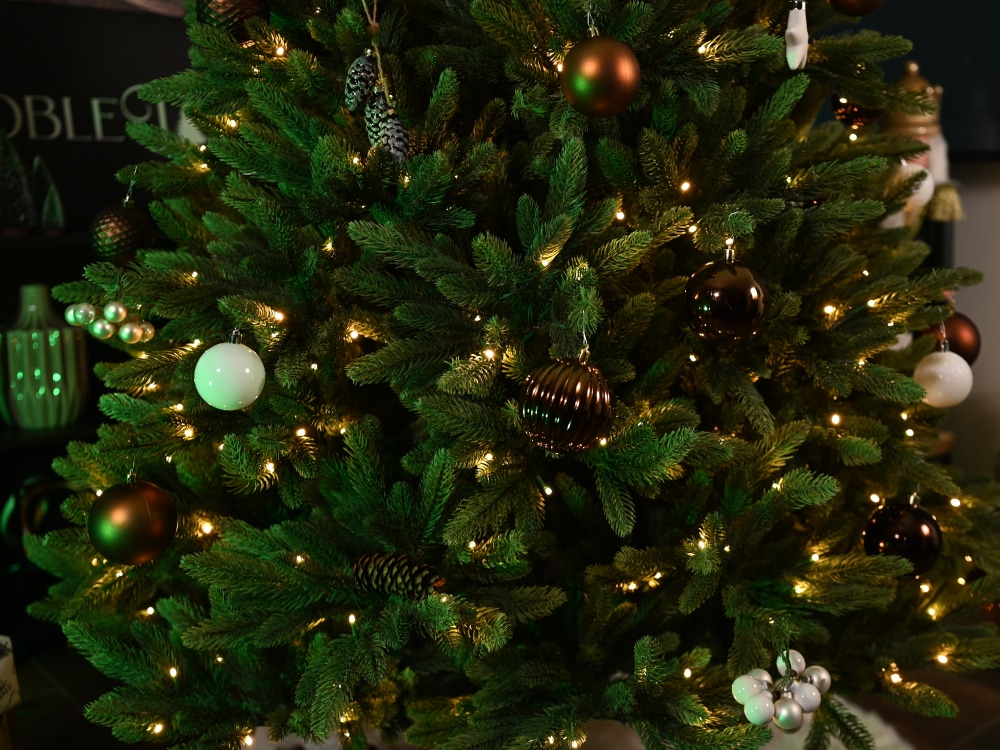 Unterer Teil der Tanne geschmückt