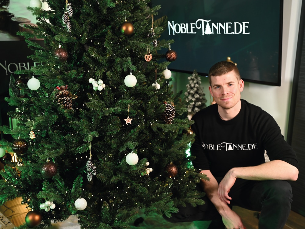 Merrytree Saellskap Fazit: Marco neben Baum