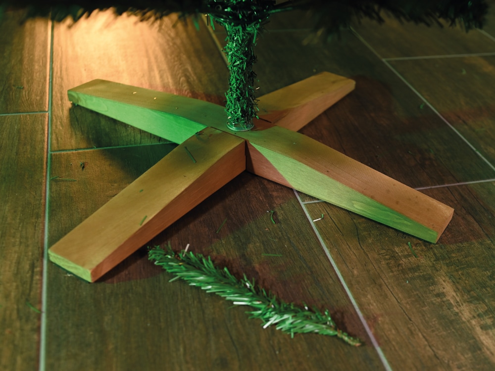 Naturholzständer und Nadelverlust gezeigt