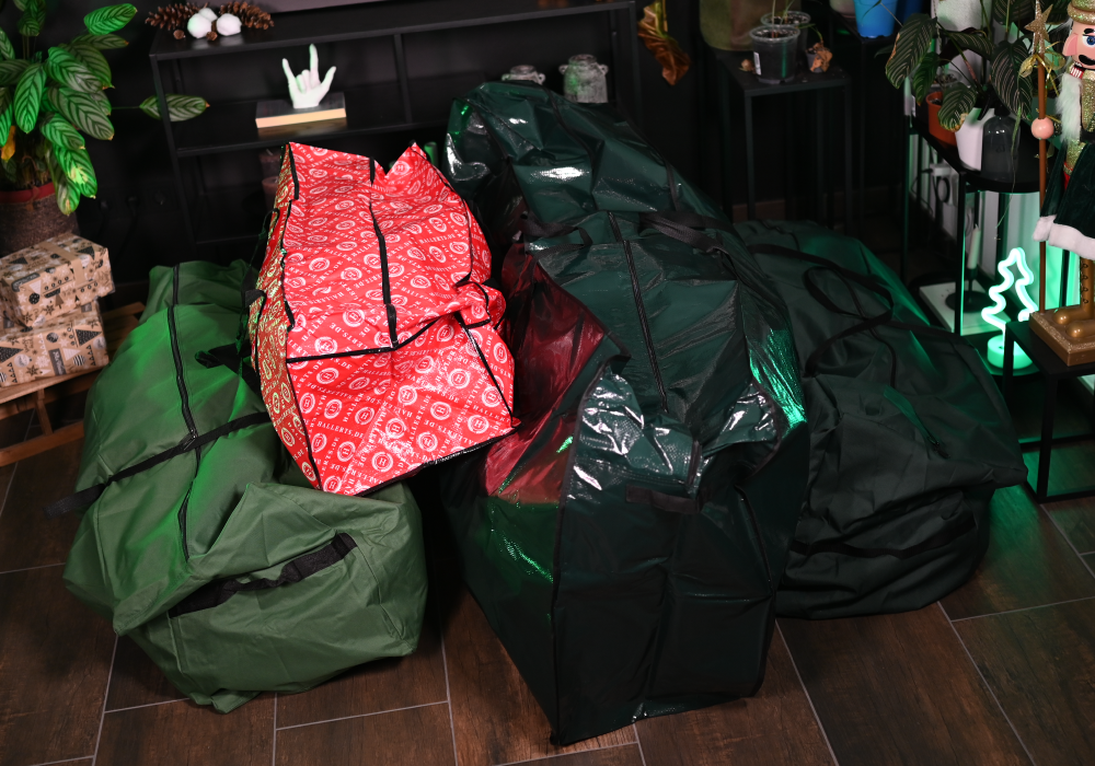 Verschiedene Taschen für Weihnachtsbäume