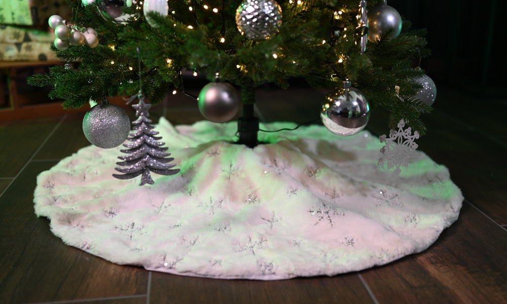Weiße Weihnachtsbaumdecke mit Klettverschluss